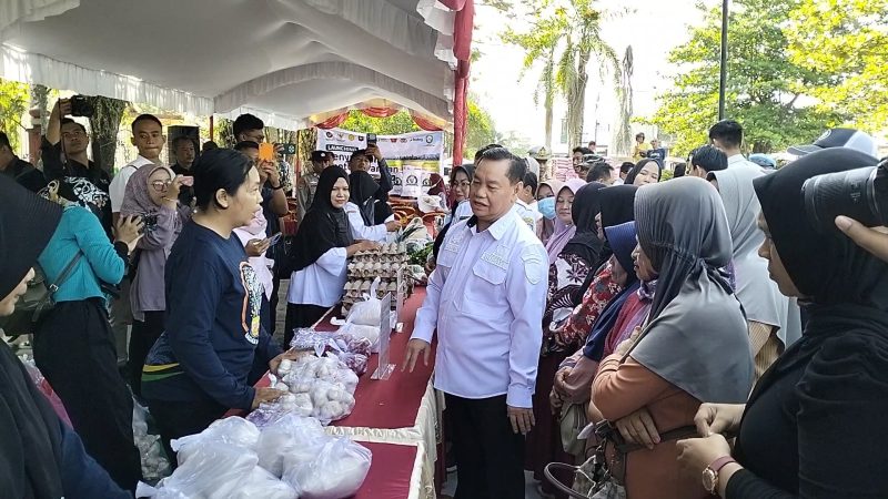 Saat Bupati Kotim Halikinnor meninjau dan membuka langsung kegiatan pasar pangan murah di Taman kota Sampit.