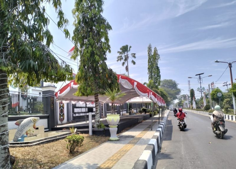 Panggung yang dipersiapkan pemerintah daerah untuk menyambut peserta pawai HUT RI ke 81 didepan rumah jabatan (Rujab) bupati.