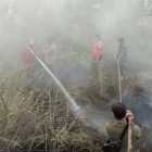Ditengah Kobaran Api, Batalyon B Pelopor Kalteng Melawan Padamkan Karhutla