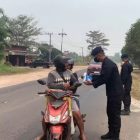 Pelopor B Satbrimob Kalteng Gelar Bagi Masker Gratis, Wujudkan Kepedulian Kesehatan Masyarakat