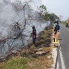 Asap Ganggu Pandangan di Jalan Mahir Mahar Palangka Raya, Damkar Padamkan Kebakaran Lahan Kosong