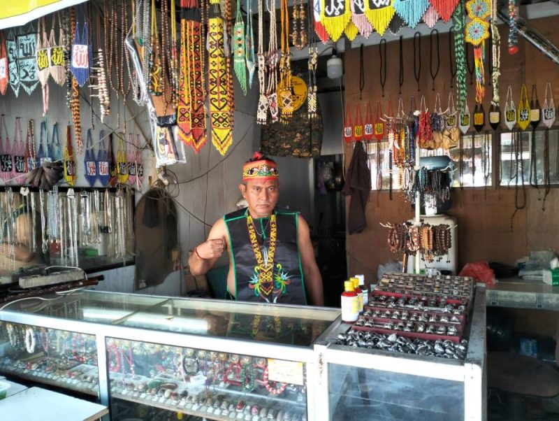 Pemilik toko aksesoris disekitaran pertokoan Taman kota Sampit mengunakan pakaian khas Kalimantan.