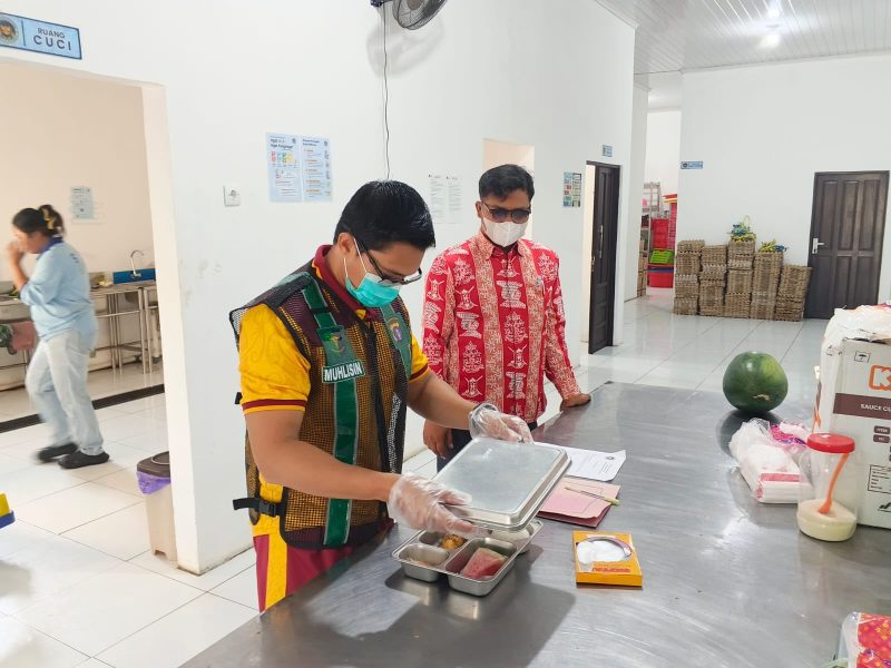 Sidokkes turut memastikan setiap sajian yang disiapkan tetap memenuhi aspek keamanan pangan.