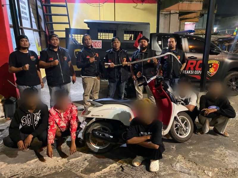 Kelima diduga pelaku tawuran saat diamankan petugas kepolisian beserta barang bukti.