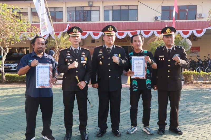 Penyerahan piagam penghargaan dilakukan usai upacara.