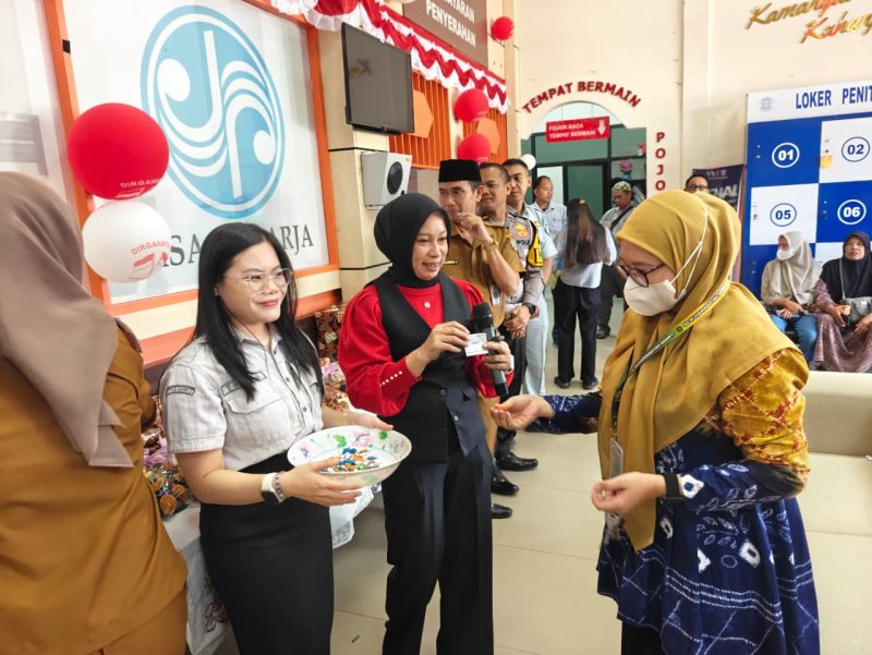 Saat warga mengambil kopun yang akan langsung dibuka dan dibagikan hadiah oleh petugas yang berada dalam ruangan Samsat.