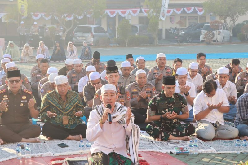 Shalat istisqa dan doa bersama agar meminta turunnya hujan karena wilayah Banjarmasin dilanda kemarau panjang.