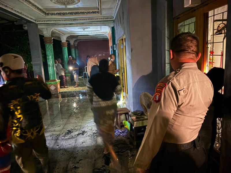 Kehadiran kepolisian merupakan respon cepat dalam peristiwa kebakaran dua rumah yang terjadi di Panarung Palangka Raya.