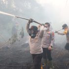 Aksi Heroik Polres Kotim Padamkan Karhutla di Ketapang Sampit