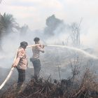 Tidak Kasih Ampun! Seluruh Kekuatan Polres Kotim Dikerahkan Jinakkan Api Lahan Gambut
