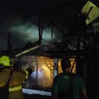Breaking News: 1 Rumah Kayu di Gang At Tarbiyah Sampit Hangus Terbakar, Tim Gabungan dan Warga Bahu-membahu Padamkan Api