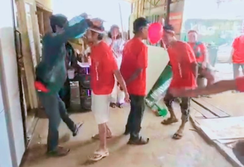 Saat perlombaan berlangsung meriah dengan sorakan dan tepuk tangan dari penonton menjadi penyemangat para peserta lomba.
