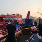 Kebakaran Lahan di Wengga Metropolitan Meluas, Warga Bantu Pasokan Air Untuk Petugas