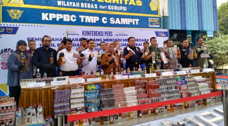 Pemusnahan barang bukti berupa rokok dengan cara dihancurkan dengan alat senso dan minuman dihancurkan dan dicampur dengan cairan.