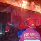 Dini Hari Mencekam! Gudang Distributor Indomie di G.Obos Palangka Raya Dilalap Api