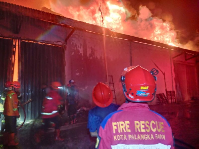 Setelah Damkarmat Palangka Raya mendapatkan informasi, lalu langsung bergerak cepat untuk menuju lokasi tempat kejadian perkara (TKP).