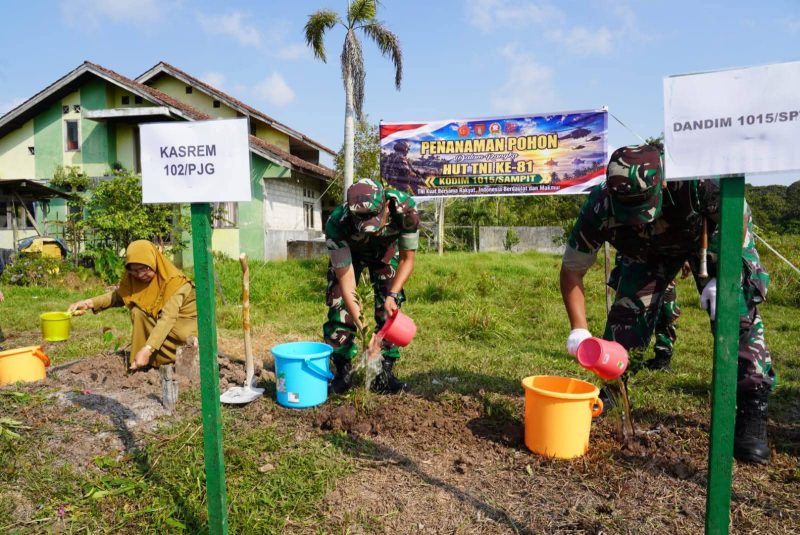 Penanaman pohon dilakukan secara bersama-sama oleh unsur TNI, pemerintah daerah, dan seluruh peserta, Senin (14/9).
