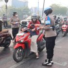 HUT ke-78 Polwan, Polda Kalteng Bagikan Masker Cegah Dampak Kabut Asap