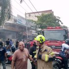 Tumpukan Sampah Terbakar, Bangunan Eks Golden Sampit Nyaris Dilalap Api