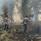 Wujud Kepedulian, Karumkit Bhayangkara Turun Langsung Padamkan Api di Rumah Personel Terdampak Karhutla