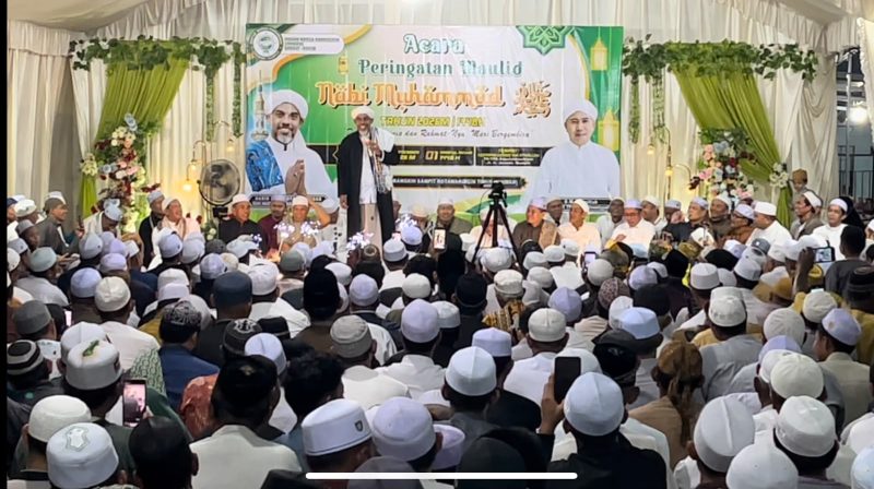 Ribuan jamaah dengan khusu saat mendengarkan ceramah dan jamaah yang hadir padati halaman rumah hingga jalan umum.