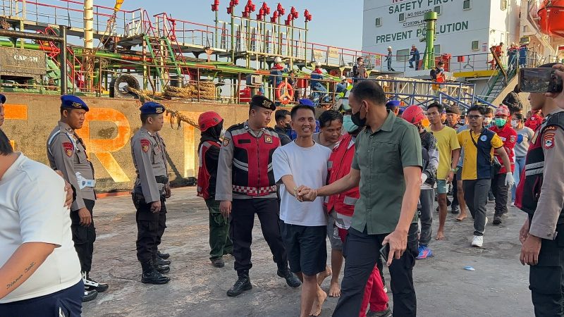 Korban tiba di Pelabuhan Trisakti Banjarmasin, Senin (14/9).