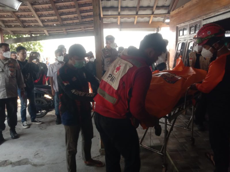 Foto: Korban saat dievakuasi tim gabungan dari TNI-Polri, relawan dan PMI dibawa menggunakan unit ambulance Dompet Peduli Sampit menuju RS. Murjani.