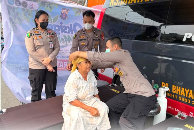 Foto: Petugas saat melakukan pemasangan selang oksigen kepada warga.