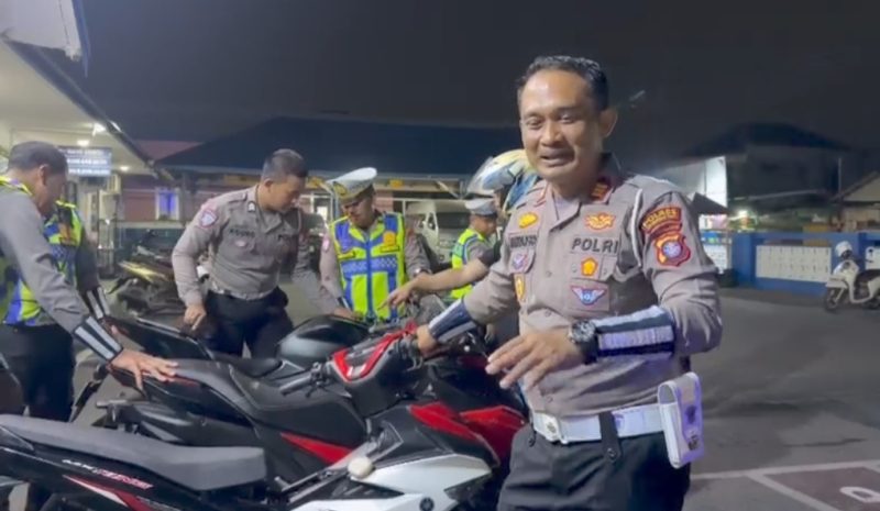 Foto: Kasatlantas Polres Kotawaringin Timur saat melaporkan kegiatan personel jajarannya di Halaman Satlantas usai mengamankan kendaraan melakukan aksi balapan liar.