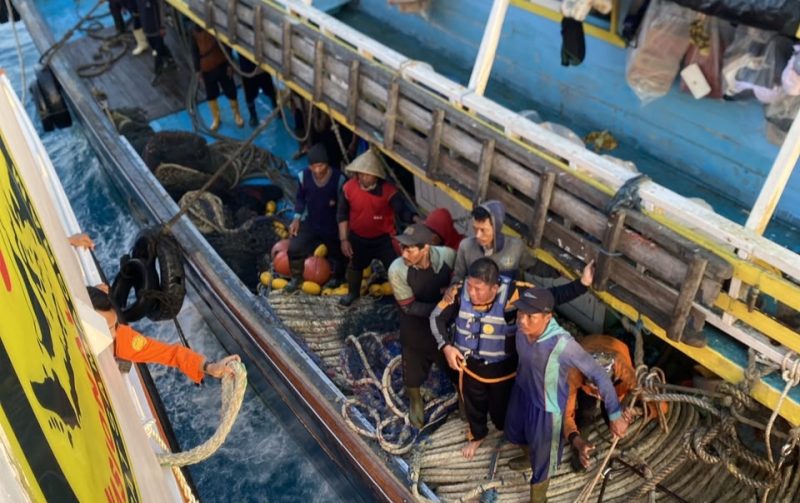 Rahmadi korban yang selamat setelah dievakuasi dari kapal nelayan.