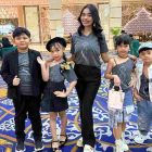 Foto: Kedua anak Dwi Sugiarto, Carissa Hilya Sugiarto dan Gilang Yusuf Sugiarto, dua keponakannya, Muhammad Arfan Nur Rafiqi dan Bilqis Humaira Ramadhani, serta adik bungsunya, Amelia Nasya Ramadhani.