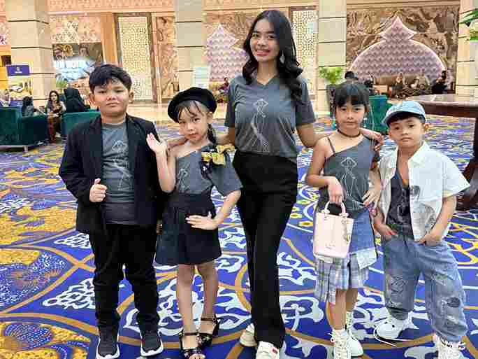 Foto: Kedua anak Dwi Sugiarto, Carissa Hilya Sugiarto dan Gilang Yusuf Sugiarto, dua keponakannya, Muhammad Arfan Nur Rafiqi dan Bilqis Humaira Ramadhani, serta adik bungsunya, Amelia Nasya Ramadhani.